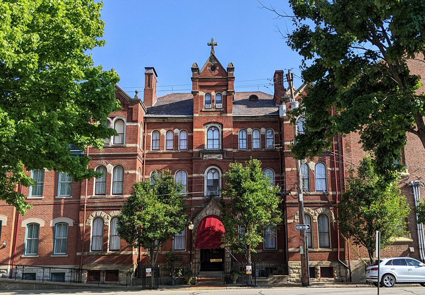 Boutique vs. Chain: Where to Stay in Pittsburgh for a Unique Experience